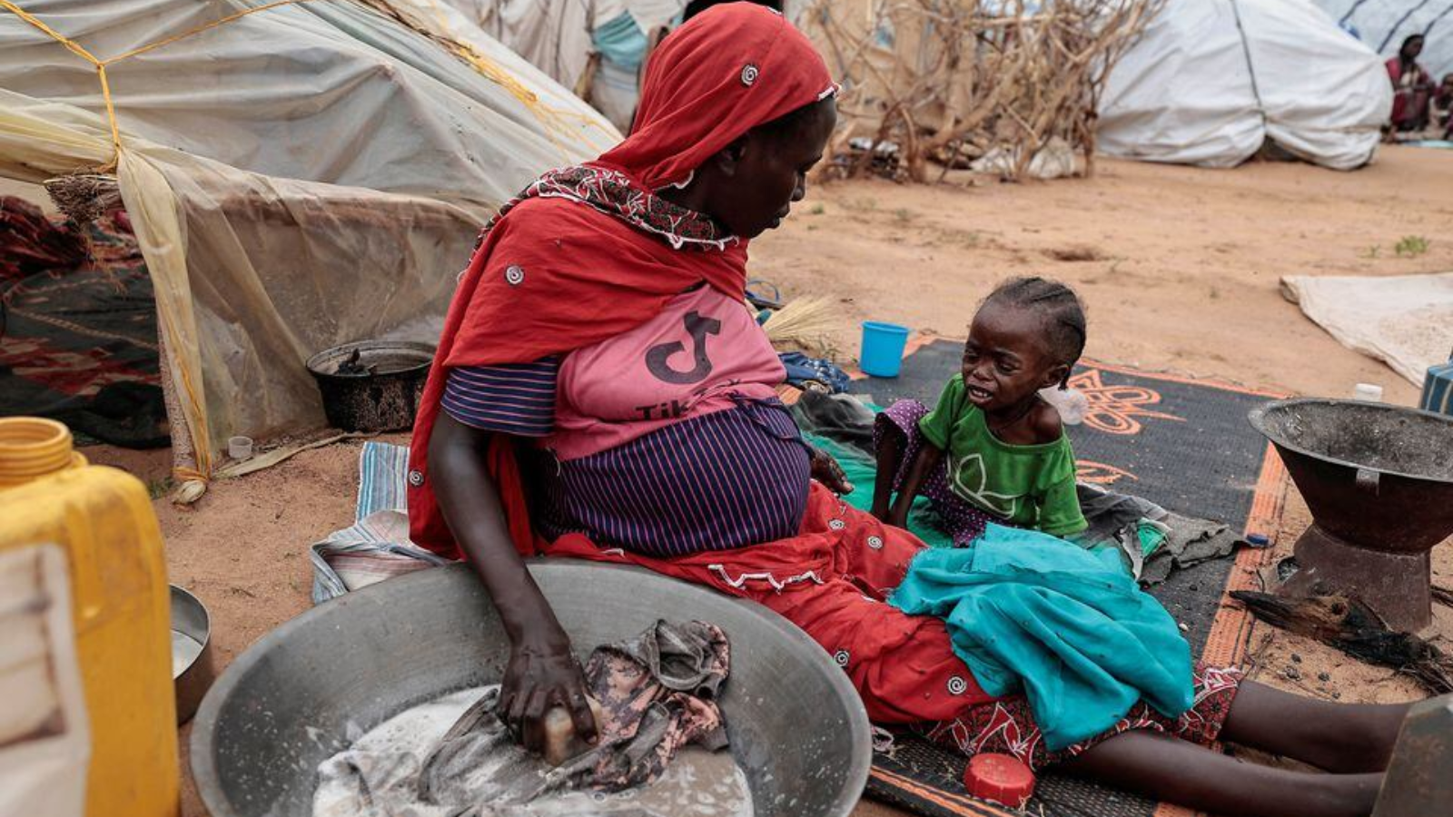 Trece niños mueren por hambruna en campamento de Darfur, Sudán