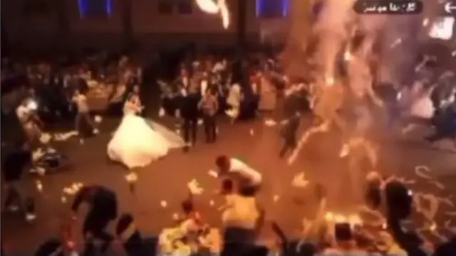 Este video muestra el instante en que se desata el incendio durante la celebración de una boda cristiana en la provincia de Nínive, Irak
