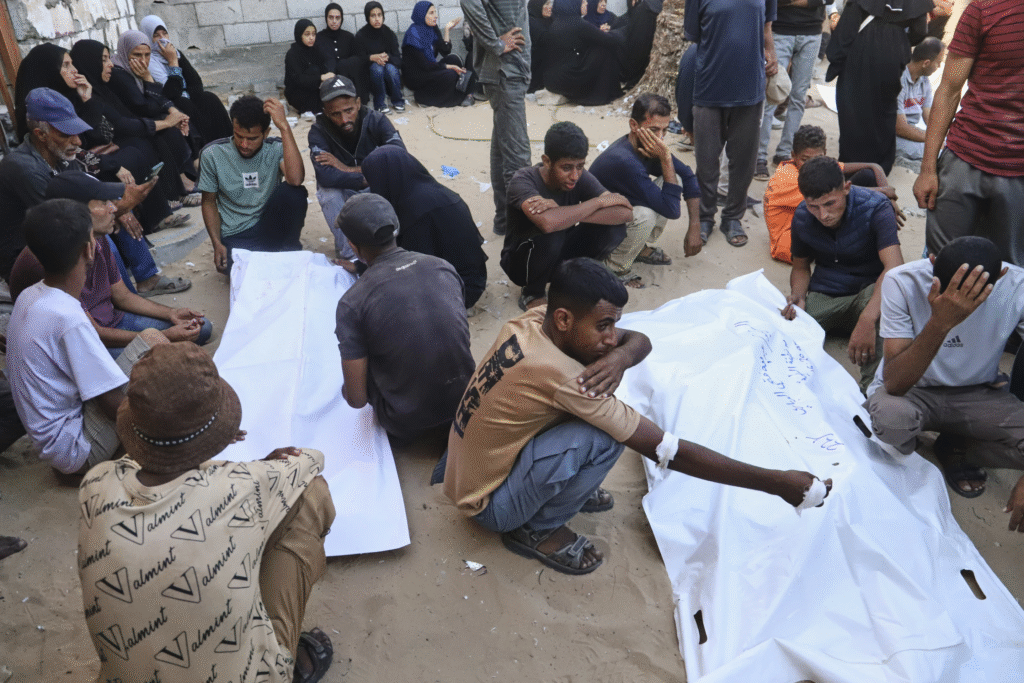 Familiares de palestinos asesinados en un centro de distribución de ayuda dirigido por la Fundación Humanitaria de Gaza, una organización respaldada por Estados Unidos y aprobada por Israel, lloran sus cuerpos durante su funeral en el Hospital Nasser en Khan Younis, al sur de la Franja de Gaza, el sábado 19 de julio de 2025. (Foto AP/Mariam Dagga)