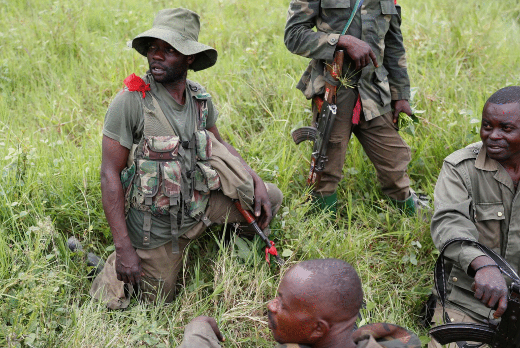 Soldados de la República Democrática del Congo descansan junto a una carretera después de que rebeldes de las Fuerzas Democráticas Aliadas atacaron el área alrededor de la aldea de Mukoko, provincia de Kivu del Norte de la República Democrática del Congo, el 11 de diciembre de 2018. REUTERS