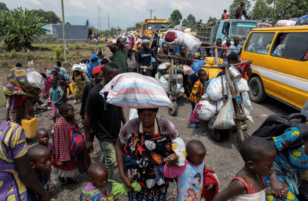 Congoleños llevan sus pertenencias mientras huyen de sus aldeas alrededor de Sake en el territorio de Masisi, tras los enfrentamientos entre los rebeldes del M23 y las Fuerzas Armadas de la República Democrática del Congo (FARDC); hacia Goma, provincia de Kivu del Norte de la República Democrática del Congo, el 7 de febrero de 2024. REUTERS