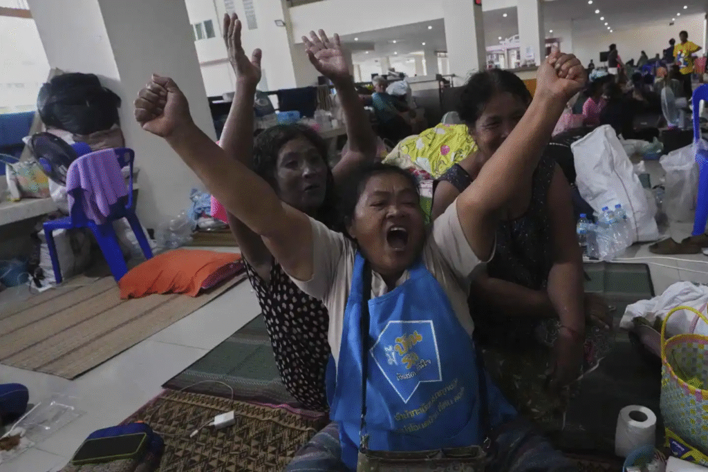 Residentes tailandeses que huyeron de sus hogares tras los enfrentamientos entre soldados tailandeses y camboyanos celebran en un centro de evacuación en la provincia de Surin, Tailandia, el lunes 28 de julio de 2025, tras escuchar un alto el fuego inmediato e incondicional con efecto a partir de las 24 horas, hora local, de la medianoche del 28 de julio de 2025. (Foto AP)