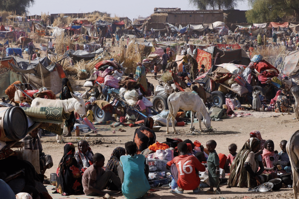 Personas desplazadas tras los ataques de las Fuerzas de Apoyo Rápido al campamento de refugiados de Zamzam, en la ciudad de Tawila, en Darfur del Norte, Sudán, el 15 de abril de 2025. REUTERS