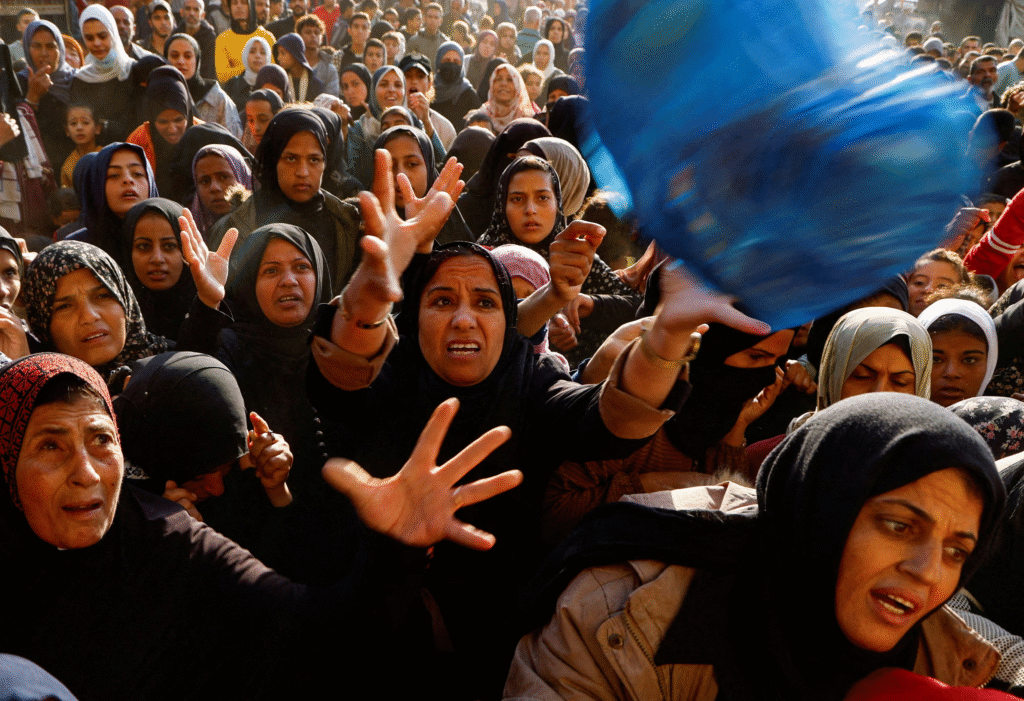 Palestinos se reúnen para comprar pan en una panadería en Khan Younis, en el sur de la Franja de Gaza, en octubre de 2024. (REUTERS)