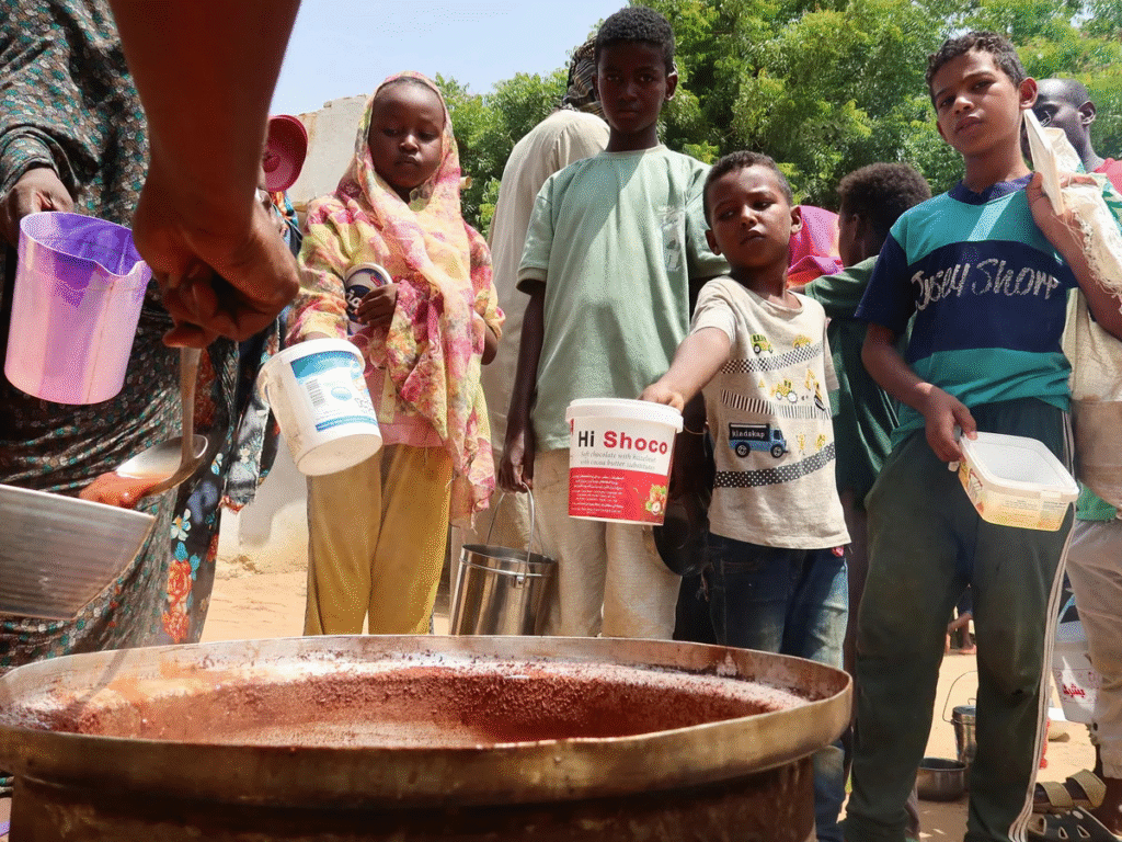 Niños en Sudán claman por agua en Darfur.