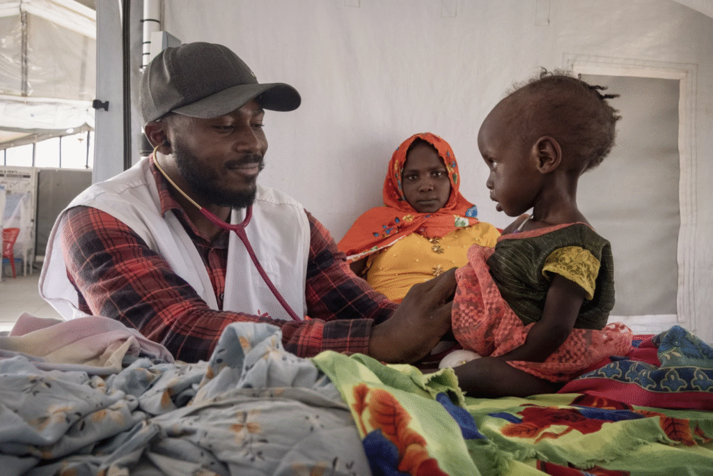 Un médico atiende a un niño sudanés con desnutrición en una clínica de Médicos Sin Fronteras (MSF) en el campamento de Metche, cerca de la frontera.