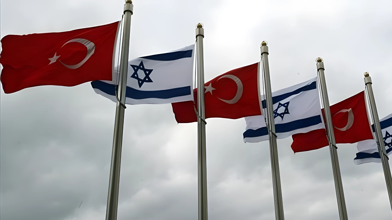 Turquía veta barcos y aviones israelíes en protesta por la ofensiva en Gaza que ha dejado más de 63,000 palestinos muertos.
