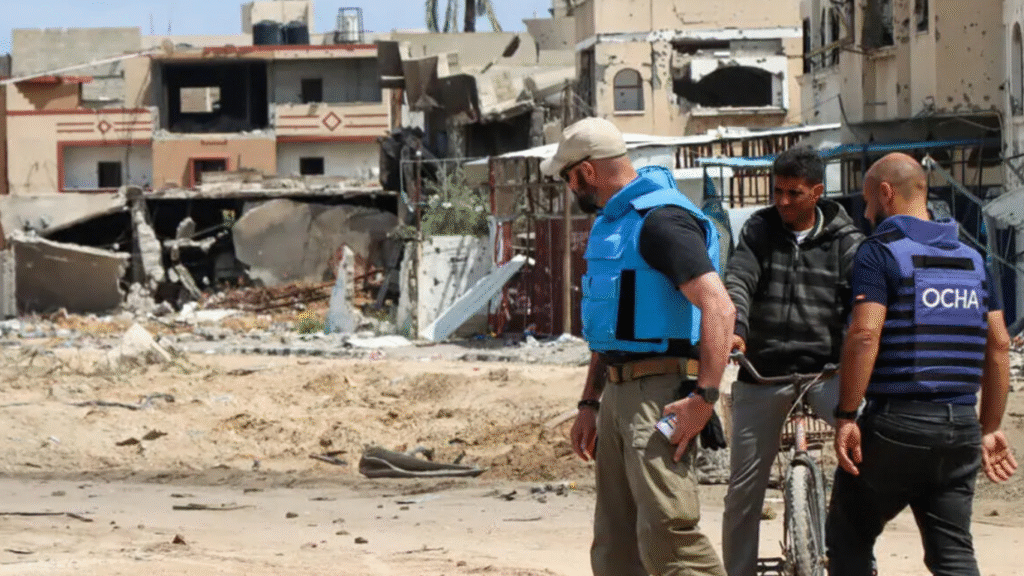 Un equipo de la ONU inspecciona una bomba de 450 kilos sin explotar en una carretera principal de Khan Younis. Foto: OCHA
