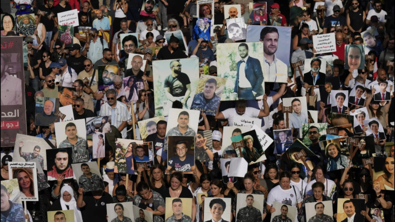 Familiares marchan en Beirut por quinto año consecutivo, exigiendo justicia por la explosión que dejó más de 220 muertos y miles de heridos.