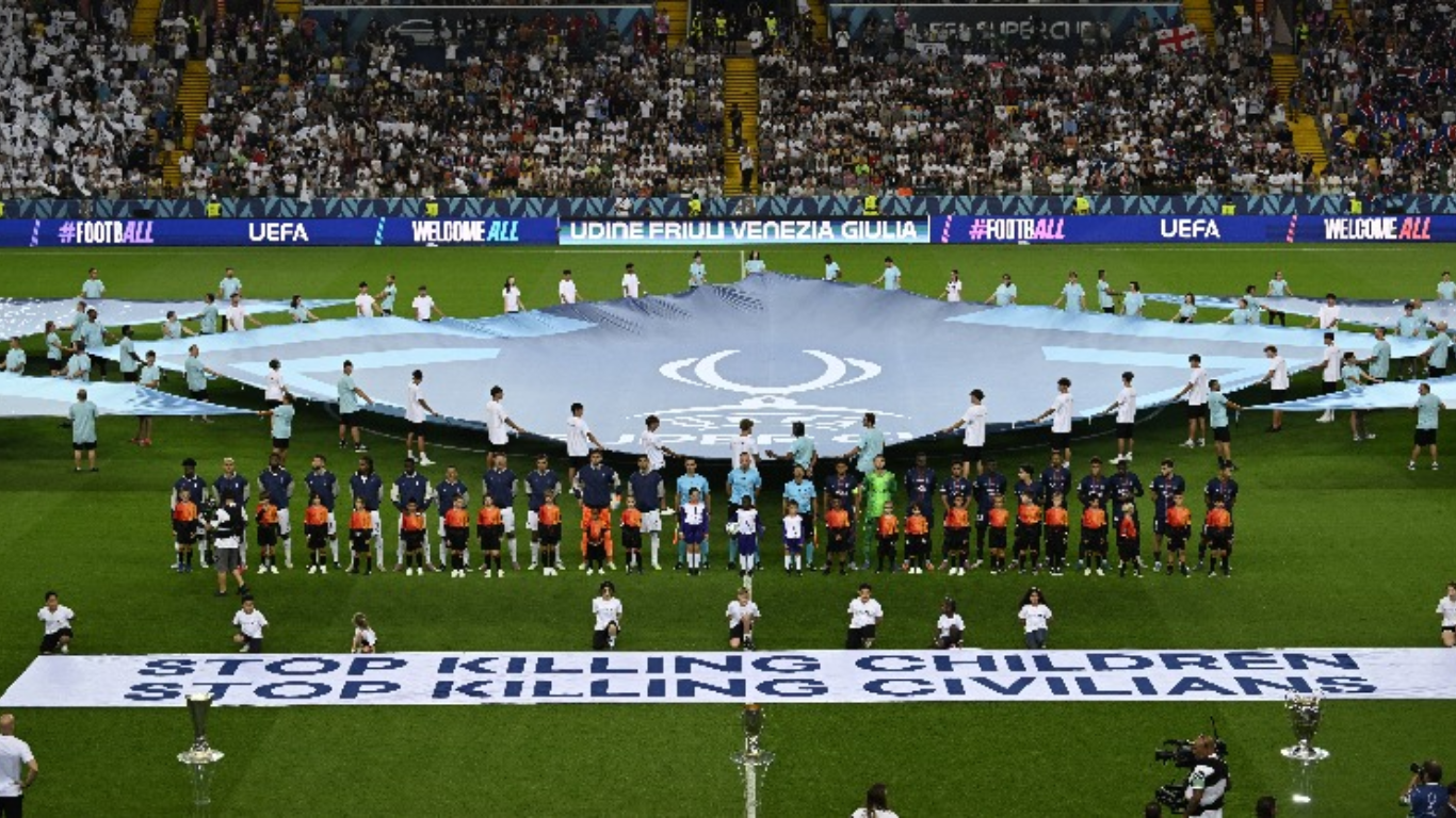 La UEFA exhibe un mensaje contra la violencia infantil en la Supercopa, pero evita mencionar a Gaza, generando críticas por su ambigüedad.