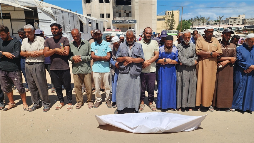 Oran y se despiden del joven palestino Adel Fawzi Madi, quien murió a causa de la hambruna.