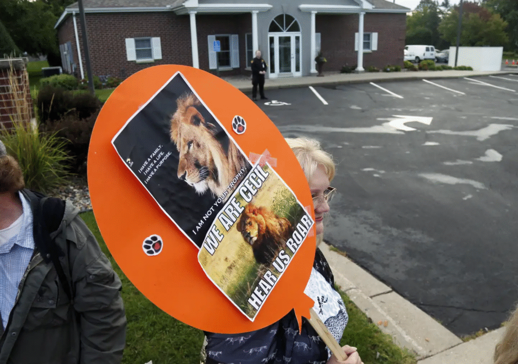Manifestantes se congregan frente a la clínica dental Walter Palmer, el 8 de septiembre de 2015, en Bloomington, Minnesota (Foto AP)