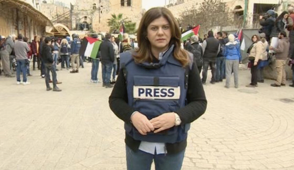 Shireen Abu Akleh reportando para Aljazeera