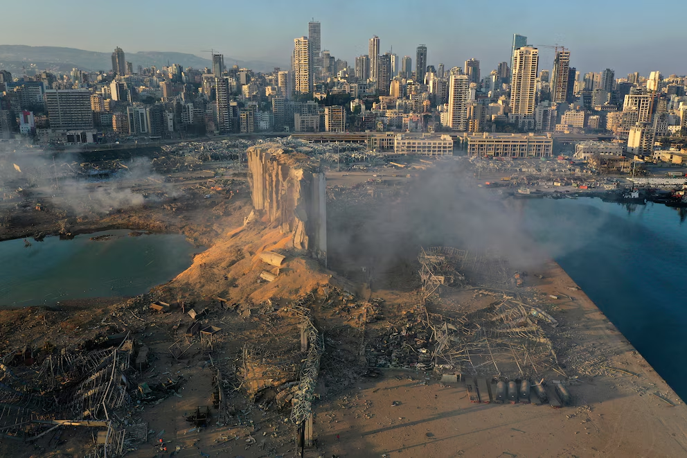 En esta foto, tomada con un dron, se muestra la destrucción provocada por una explosión en el puerto marítimo de Beirut, Líbano, el 5 de agosto de 2020. (Foto de AP)