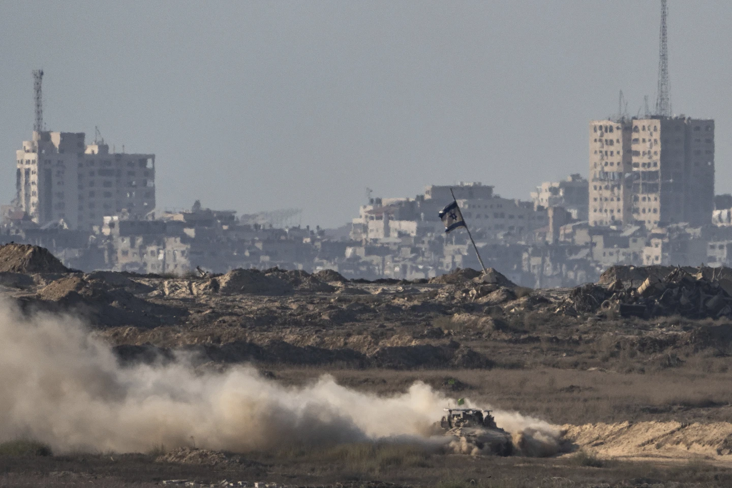 Un vehículo blindado israelí avanza por una zona de la Franja de Gaza, visto desde el sur de Israel, el viernes 29 de agosto de 2025. (Foto AP)