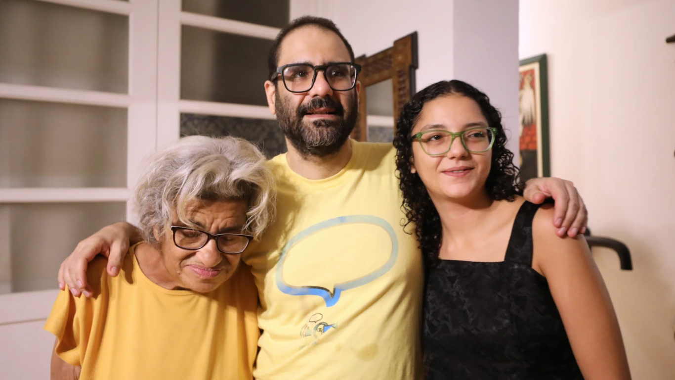 Alaa Abd El-Fattah recupera la libertad: su madre y su hermana celebran el fin de más de una década de prisión