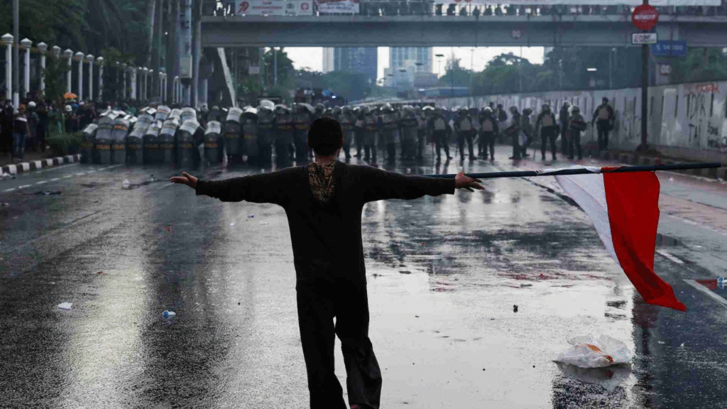 Estudiantes, sindicatos y ciudadanos organizan manifestaciones masivas en Indonesia, enfrentando censura digital y violencia policial.