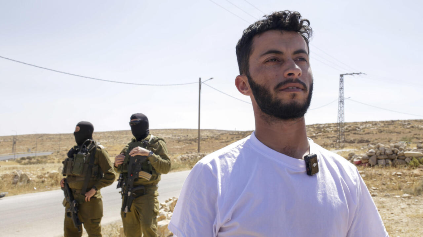 El Ejército israelí allanó la vivienda del cineasta palestino Basel Adra en Cisjordania, en medio de ataques de colonos contra su familia y vecinos.