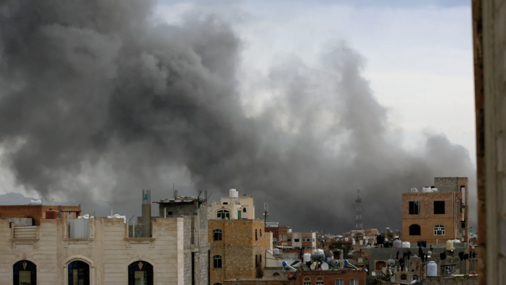Se elevan columnas de humo tras los ataques israelíes contra Saná, la capital de Yemen, el 10 de septiembre de 2025. (Foto: AFP)