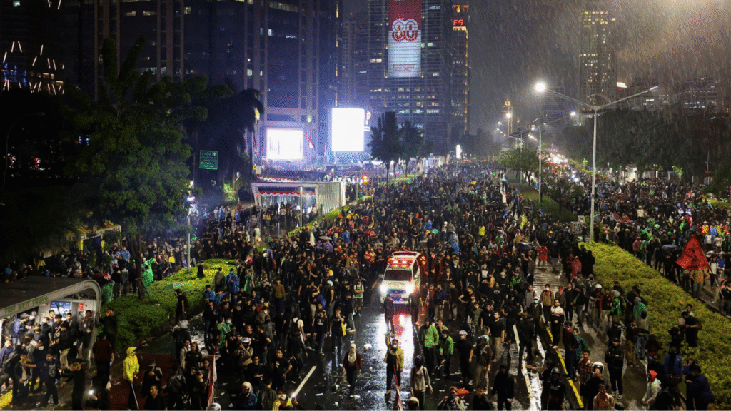 Miles de manifestantes en Indonesia denuncian austeridad y militarización