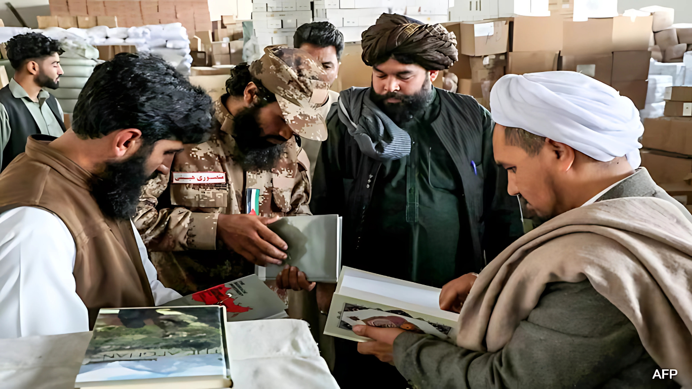 Talibanes prohíben los libros escritos por mujeres en Afganistán y censuran materias de género en universidades