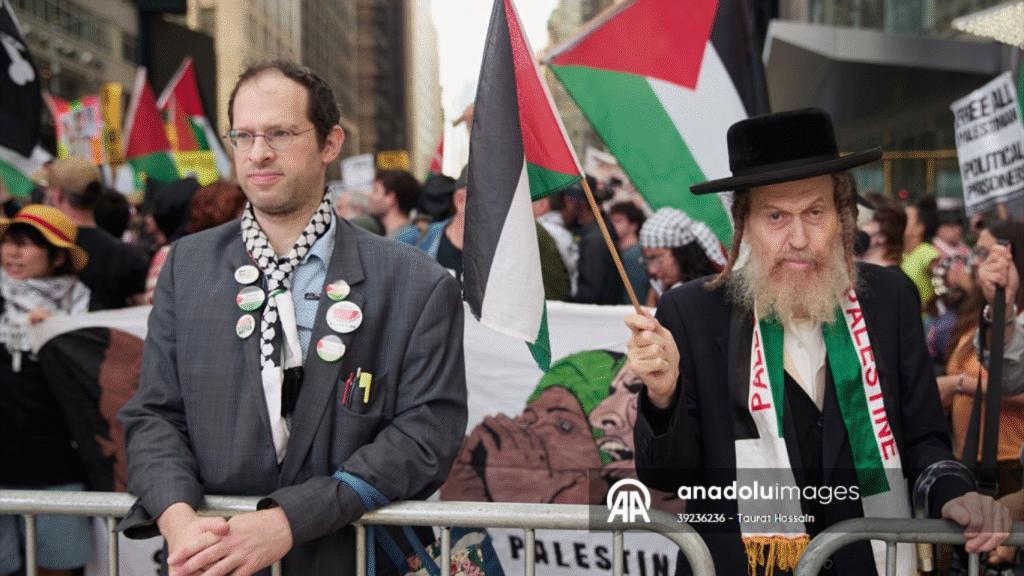 Judío no ortodoxo junto a judíos ortodoxo protestando en solidaridad con Palestina y en contra de la visita de Netanyahu en Nueva York