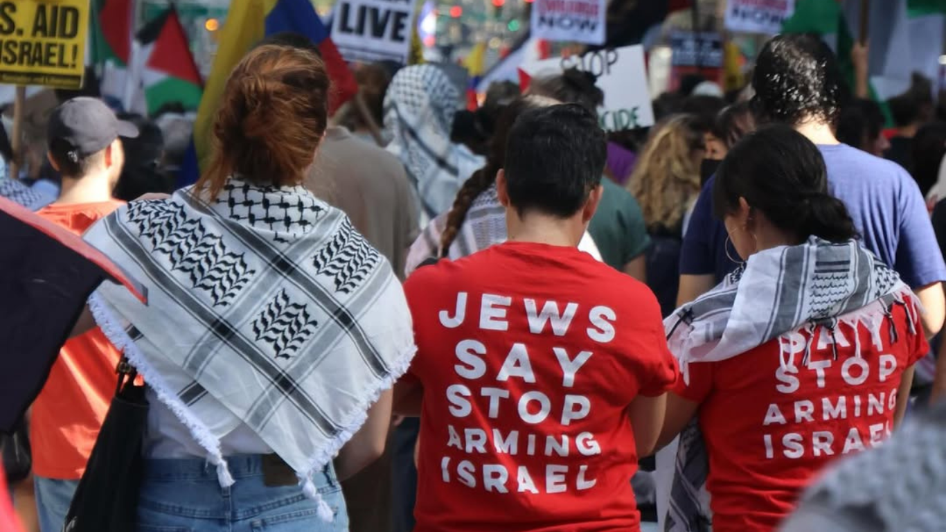 Judíos antisionistas portan pancartas y banderas palestinas en rechazo a la ocupación israelí y el genocidio en Gaza.