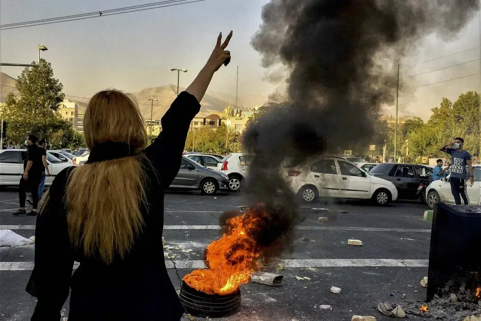 Iraníes protestan por la muerte de Mahsa Amini, de 22 años, tras ser detenida por la policía moral, en Teherán, el 1 de octubre de 2022. © 2022 AP Photo/Middle East Images