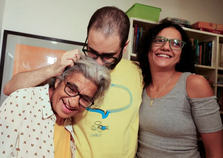 El activista británico-egipcio Alaa Abd El-Fattah (centro), liberado de prisión tras el indulto presidencial del presidente egipcio Abdel Fattah el-Sisi, se encuentra junto a su madre, Laila Soueif (izquierda), y su hermana, Sanaa, en su casa de Giza, Egipto(Foto:Reuters)