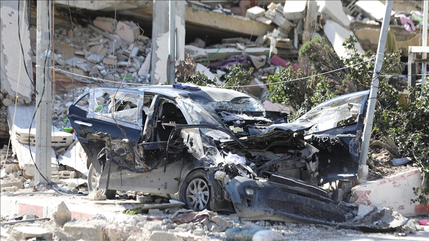 Vista general del automóvil dañado en el que murieron Hind Rajab, de 6 años, y cinco miembros de su familia, a quienes las fuerzas israelíes atacaron en el barrio de Tel al-Hawa de la ciudad de Gaza (Agencia Anadolu)