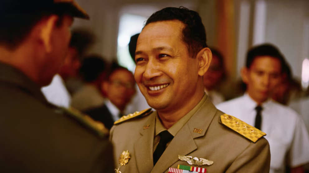 Haji Mohammad Suharto, o Suharto a secas, del que hoy se cumplen cien años de su nacimiento, fue presidente de Indonesia (el segundo de su historia) durante más de tres décadas. También fue un temible asesino de masas. Y el ostenta el título del gobernante más corrupto de la historia pese a los muchos contendientes al cetro.