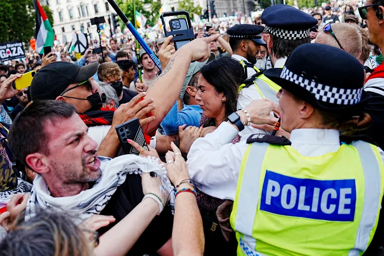 Arrestos masivos en Londres durante protesta pacífica contra genocidio en Gaza y prohibición de Palestine Action.