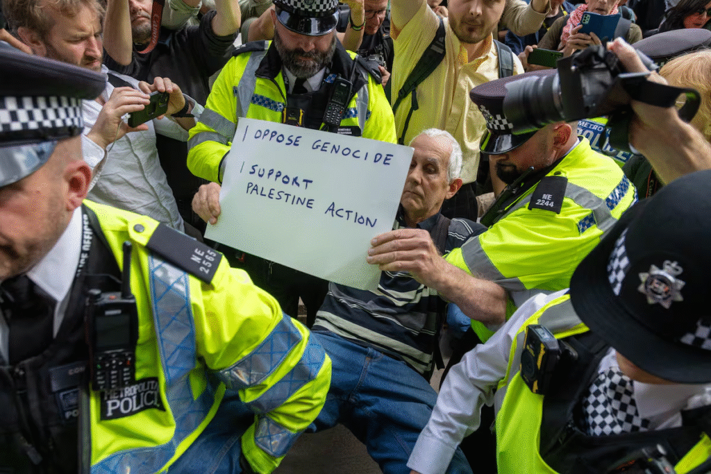 Un manifestante era detenido este sábado en Londres por mostrar su apoto al grupo Palestine Action.