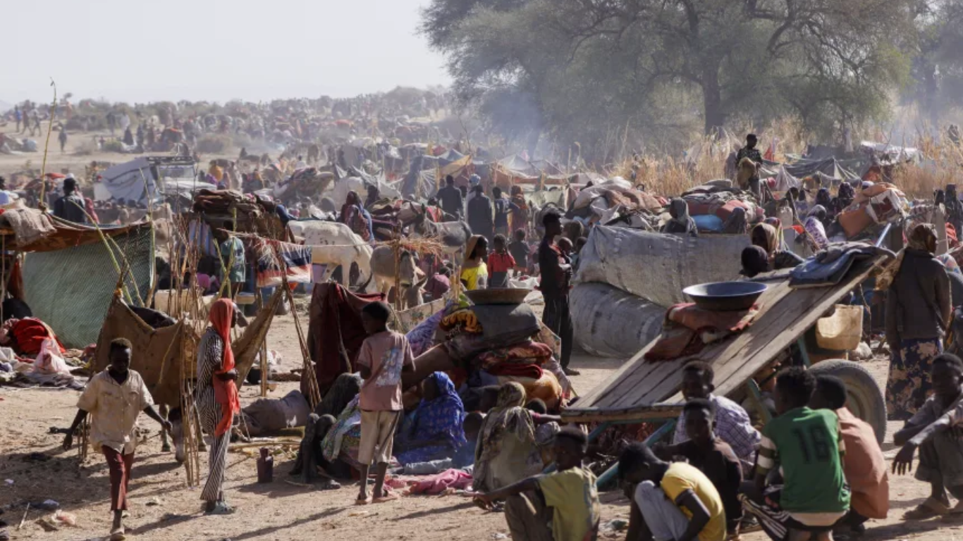 Miles de sudaneses huyen de El-Fasher por el conflicto y el genocidio en Sudán