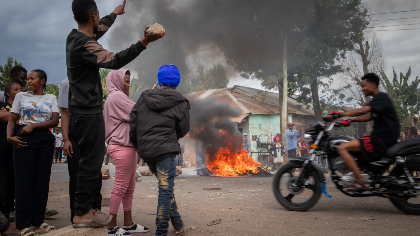 Protestas en Tanzania llegan a su tercer día tras confirmar al partido gobernante