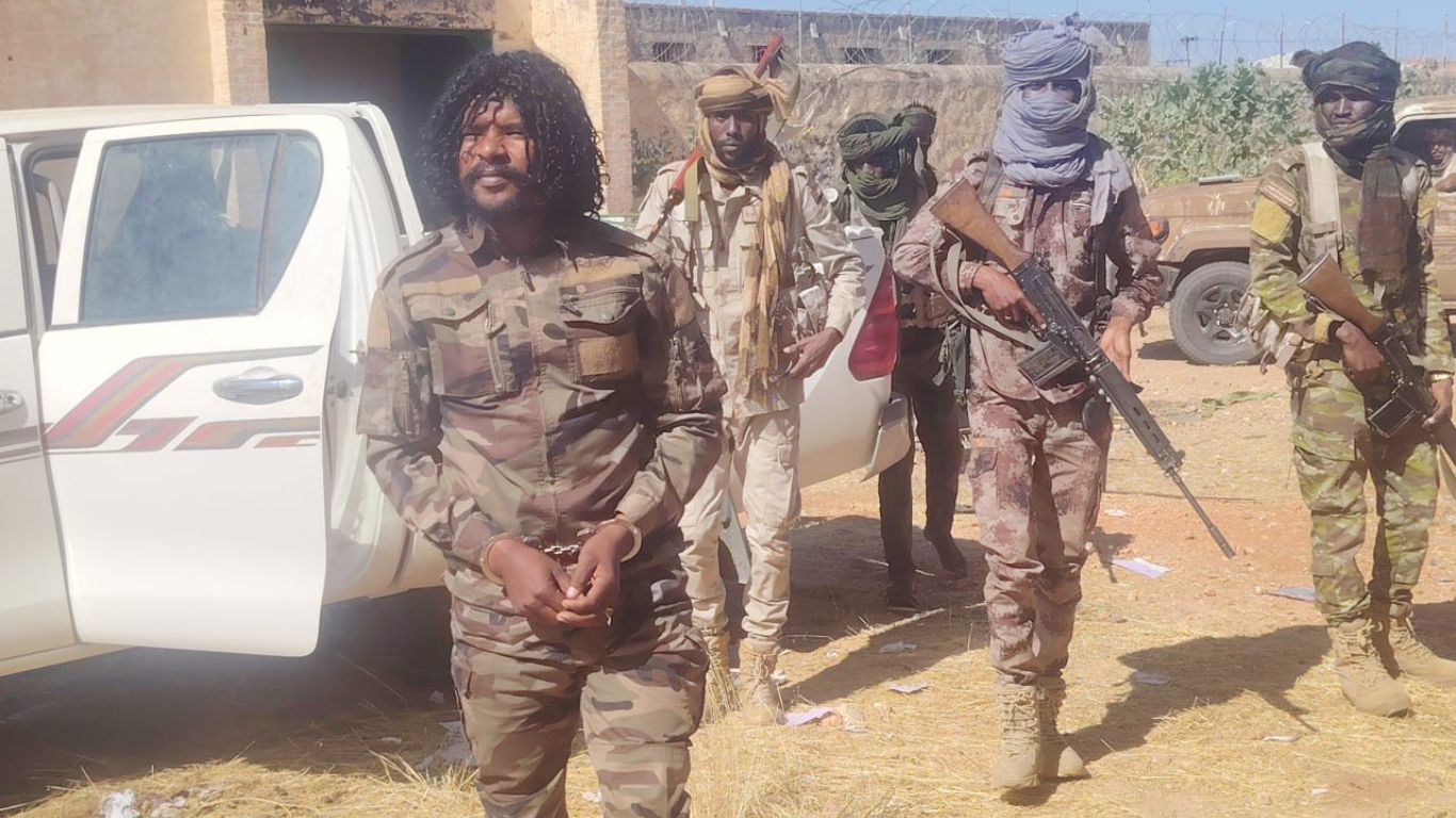 Las RSF arrestaron a su comandante Abu Lulu tras filtrarse videos de ejecuciones en Darfur. Denuncian que el grupo intenta encubrir sus crímenes
