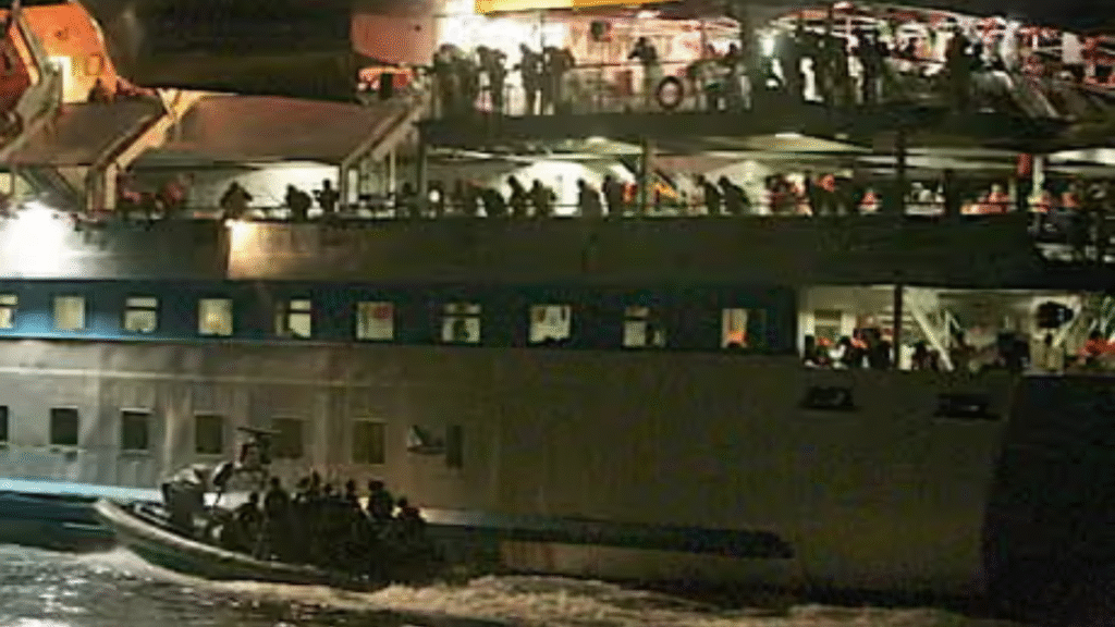 Comandos israelíes interceptan el Mavi Marmara con destino a Gaza en la madrugada del 31 de mayo de 2010