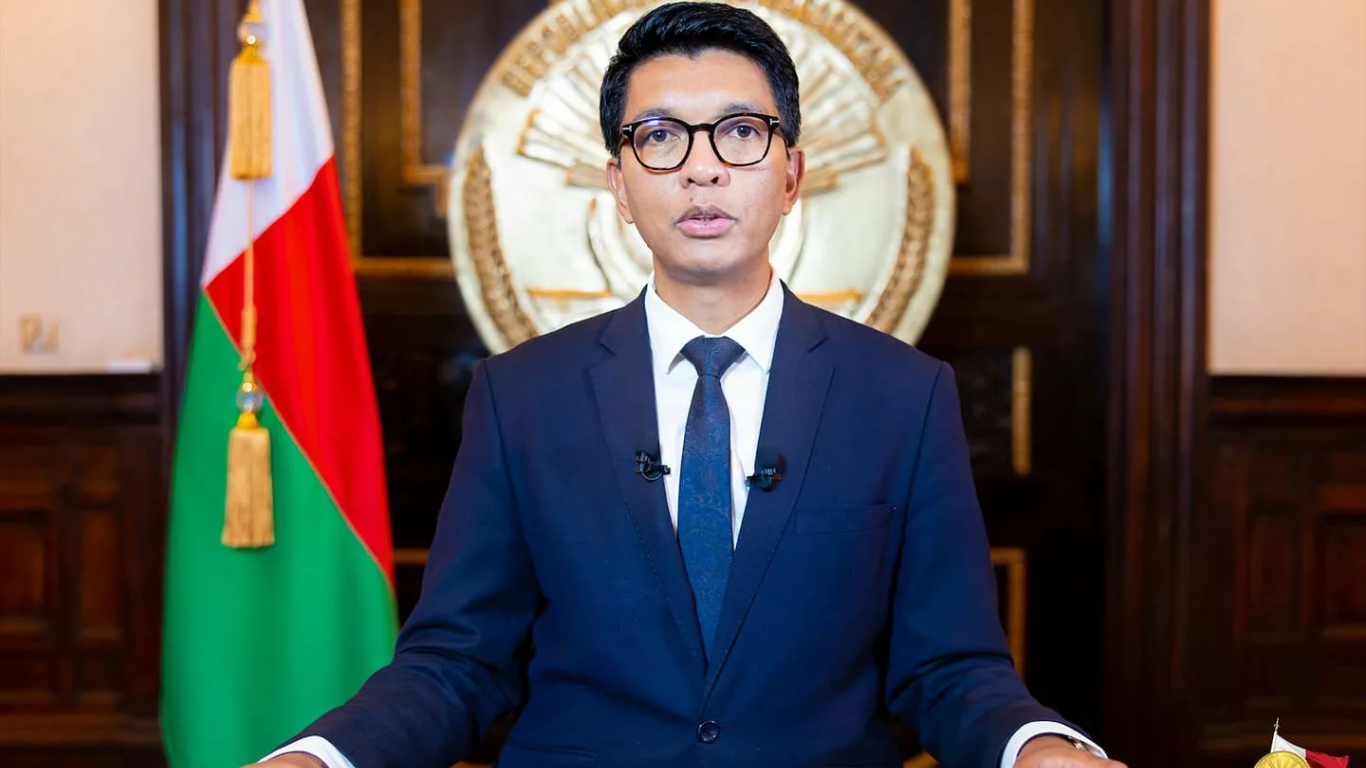 Presidente de Madagascar huye tras rebelión militar y protestas de jóvenes