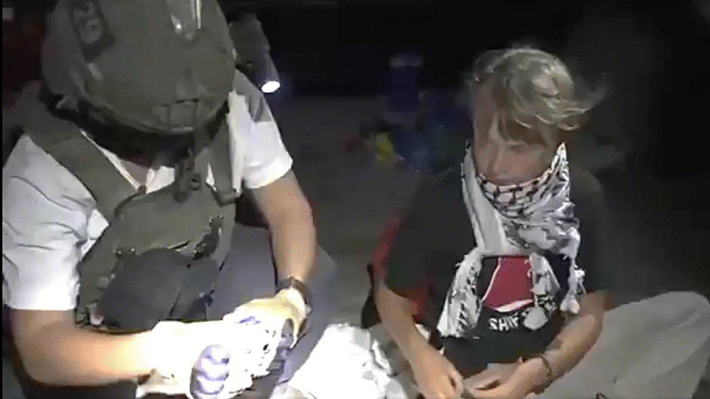 El Ministerio de Asuntos Exteriores de Israel publicó imágenes de sus fuerzas deteniendo a la activista sueca Greta Thunberg desde uno de los barcos.