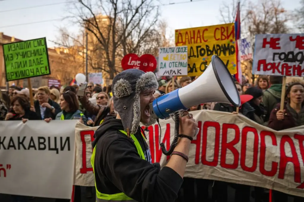 Miles de profesores, estudiantes y ciudadanos se manifiestan en Belgrado, Serbia, el 25 de febrero de 2025. Foto: AFP