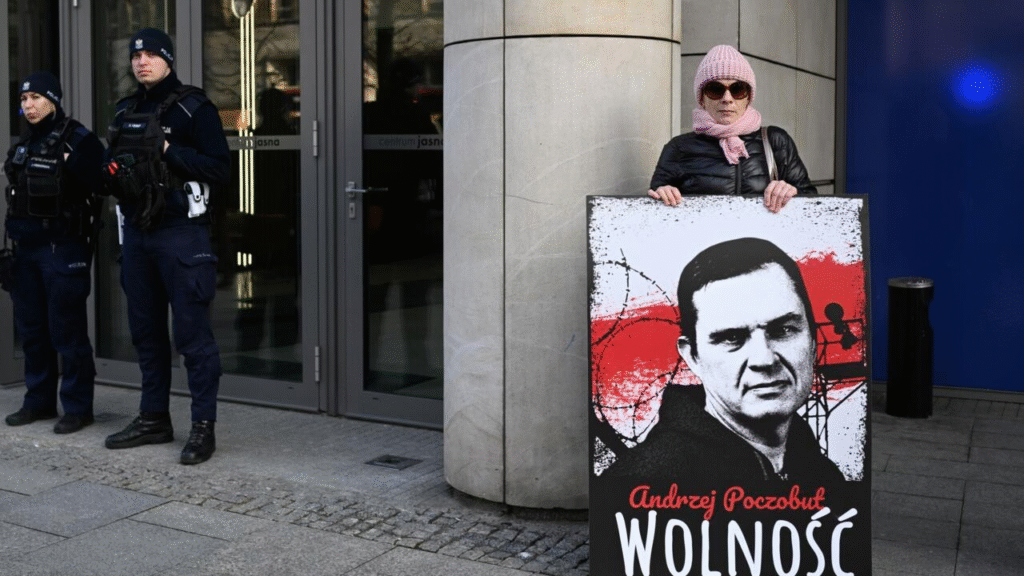 Manifestante sosteniendo un cartel para liberar al periodista bielorruso Andrzej Poczobut tomada frente a la oficina del Parlamento Europeo en Varsovia, el 14 de marzo de 2024 Foto: AFP