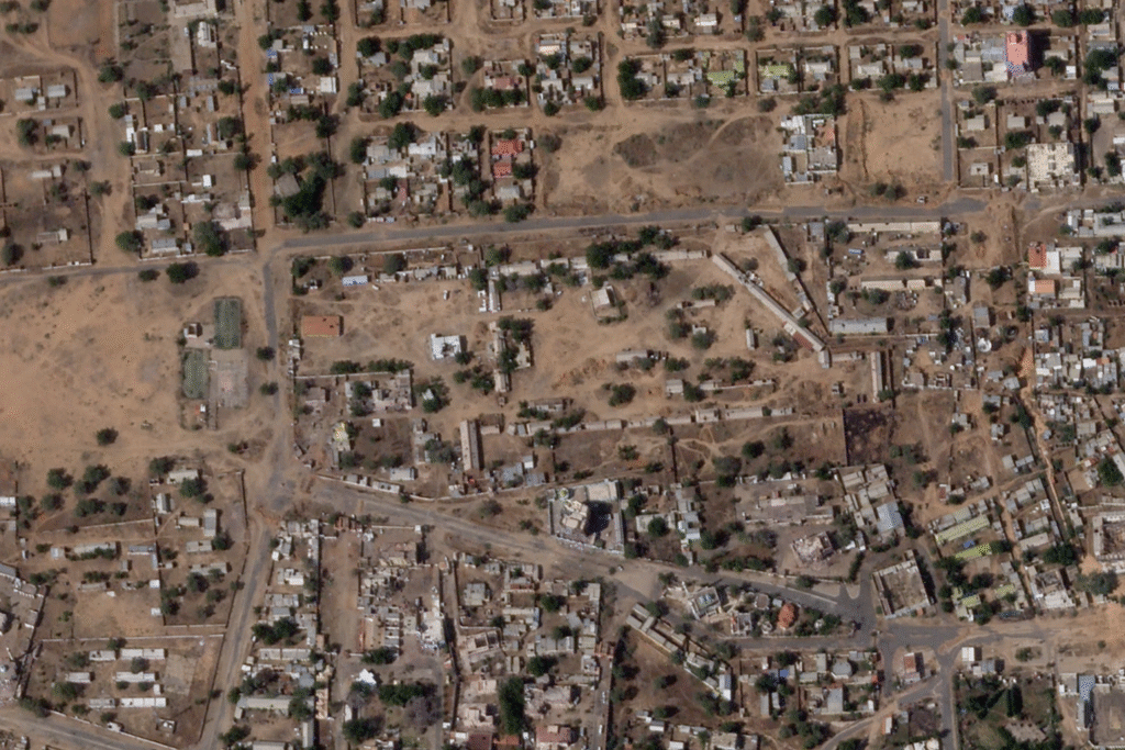 En esta fotografía satelital proporcionada por Planet Labs PBC, se observa el área alrededor del cuartel general de la 6.ª División del ejército sudanés en El Fasher, Sudán, el domingo 26 de octubre de 2025. (Planet Labs PBC vía AP)