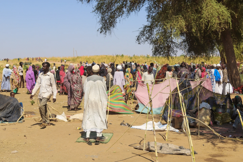 Sudaneses que huyeron de la ciudad de El Fasher, después de que las fuerzas paramilitares de Sudán mataran a cientos de personas en la región occidental de Darfur, se reúnen en su campamento en Tawila, Sudán, el miércoles 29 de octubre de 2025. Foto: AP