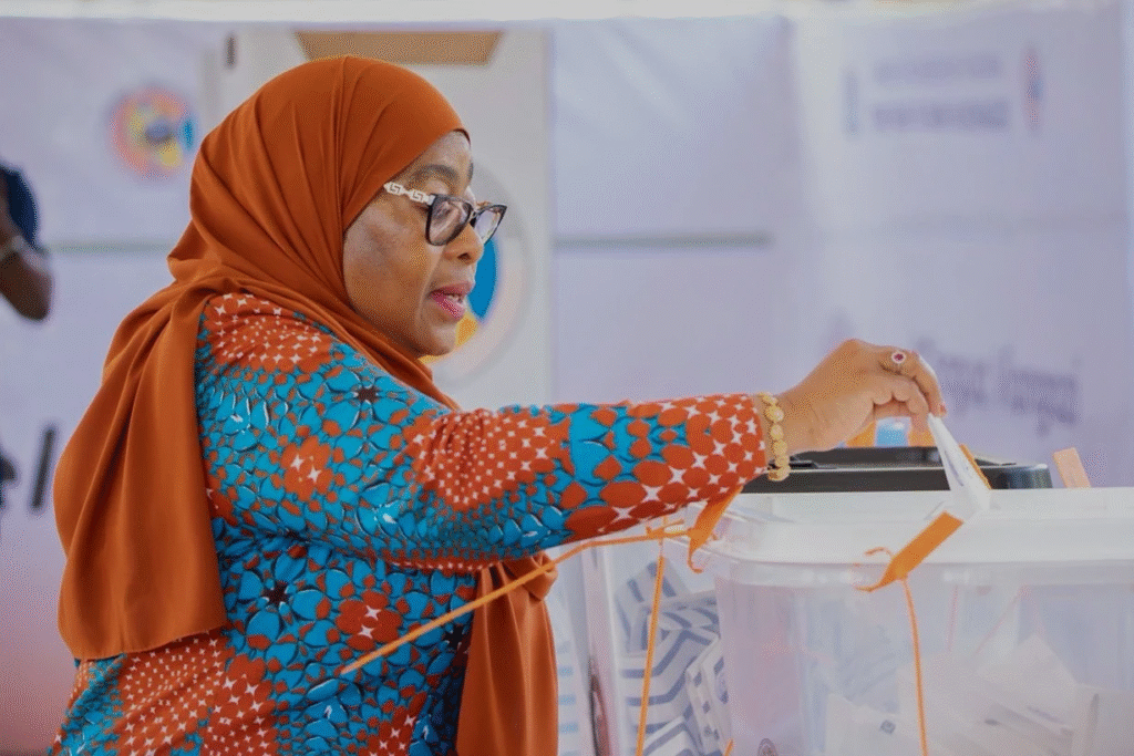 La presidenta de Tanzania, Samia Suluhu emite su voto durante las elecciones en Tanzania, el miércoles 29 de octubre de 2025 (Foto:AP)