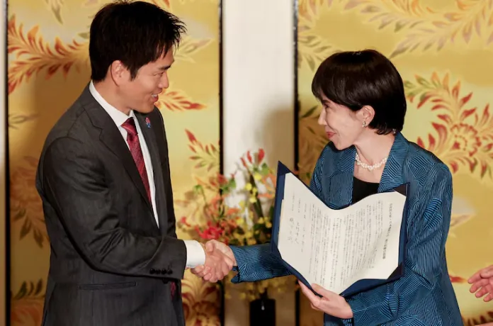 Sanae Takaichi, nueva líder de Japón, mantiene vínculos con el pasado militarista y defiende posturas que tensan las relaciones con China y Corea.