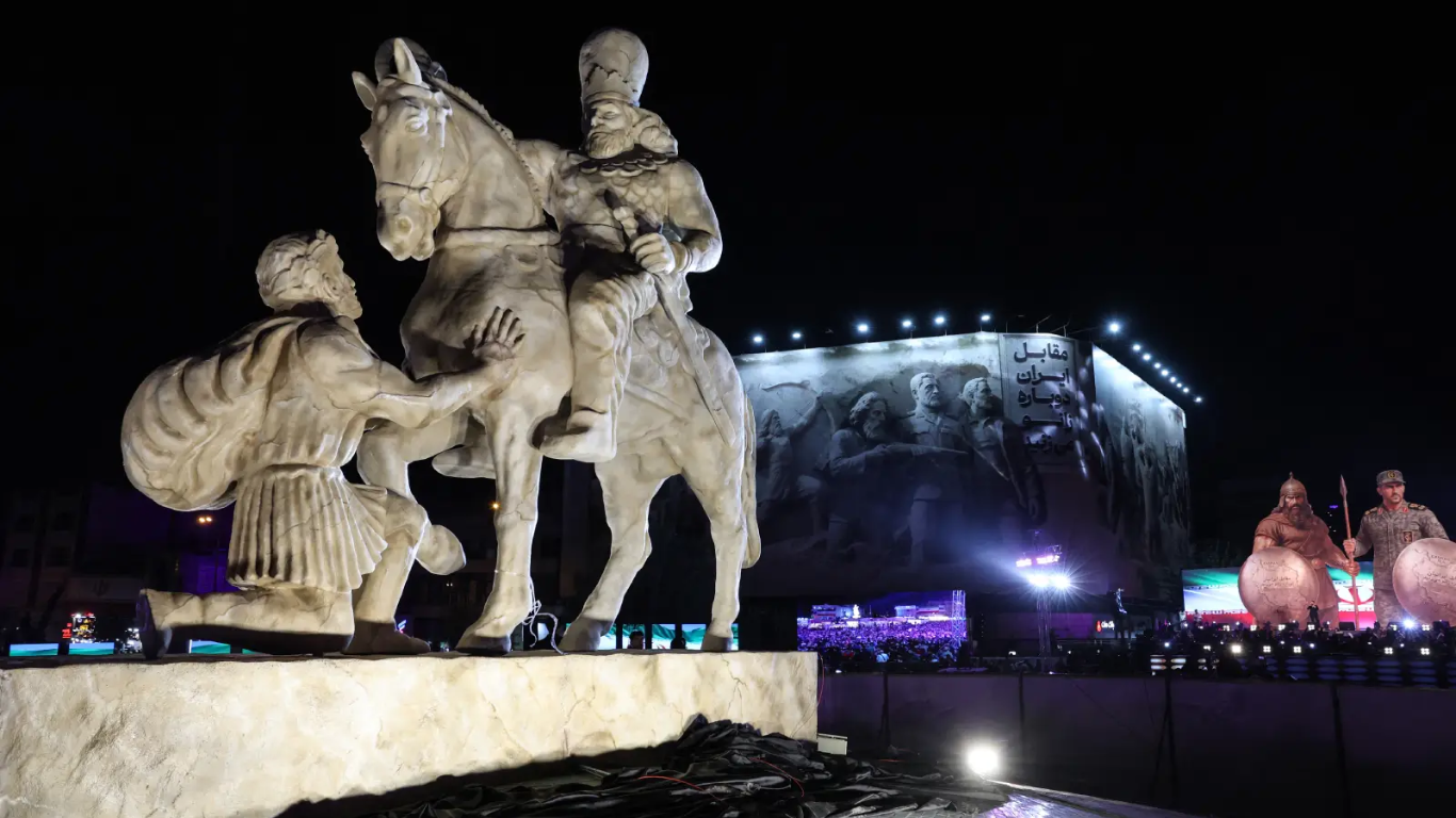 Irán inaugura estatua que muestra al emperador romano Valeriano arrodillado ante el rey persa Shapur I