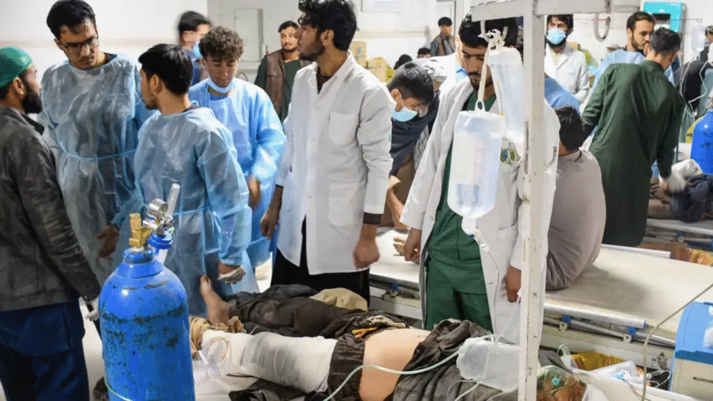 Personal médico atiende a los heridos que llegaban a un hospital en Mazar-a Sharif tras el terremoto de la madrugada. (03.11.2025)