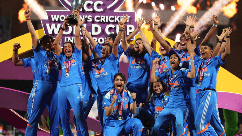 Las jugadoras indias celebran con el trofeo tras su victoria sobre Sudáfrica en la final de la Copa Mundial Femenina de críquet de la ICC en Navi Mumbai, el domingo 2 de noviembre de 2025. Foto: AP