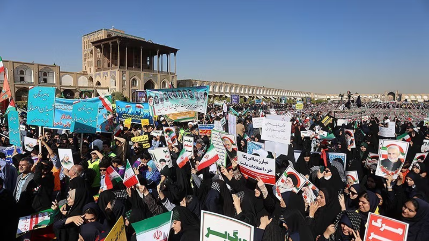 Los participantes asisten a una manifestación en la ciudad central de Isfahán para conmemorar el aniversario de la toma de la embajada estadounidense en 1979, ondeando banderas iraníes y coreando consignas contra Estados Unidos e Israel. (4 de noviembre de 2025)