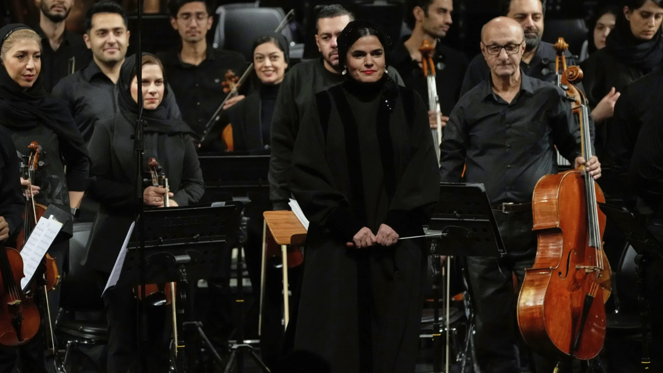 Paniz Faryousefi se convierte en la primera mujer en dirigir la Orquesta Sinfónica de Teherán.